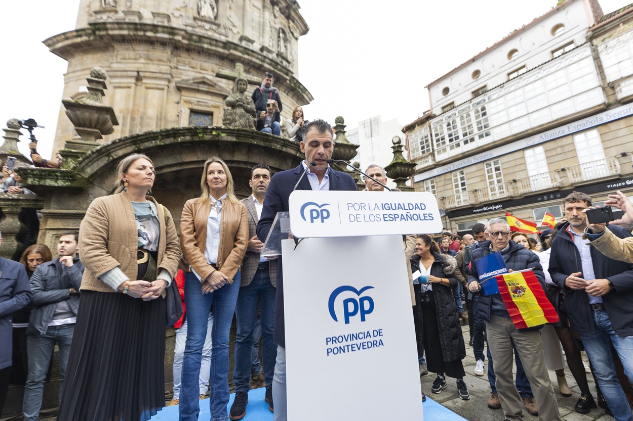 Momento de la lectura del manifiesto por parte del ex ciclista Óscar Pereiro ayer en la ciudad de Pontevedra (Foto: Europa Press).