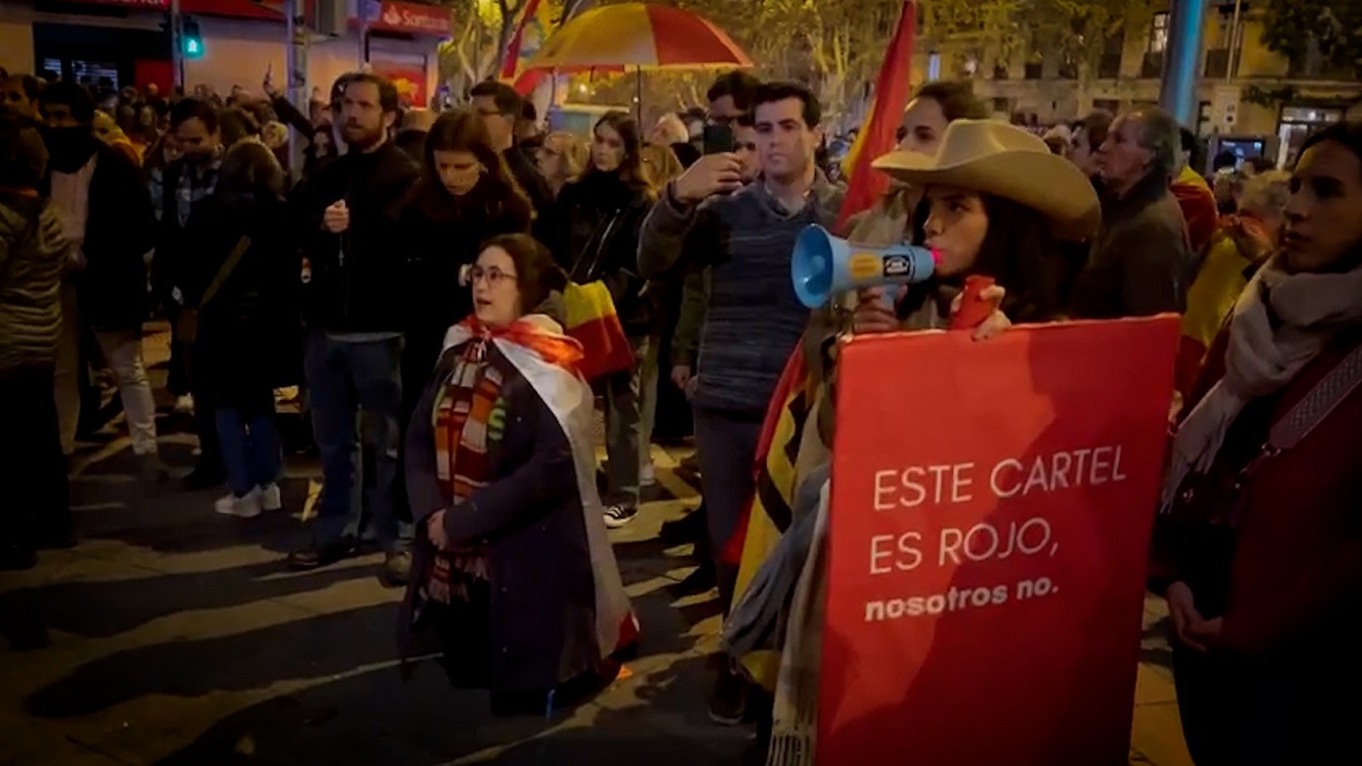 Los manifestantes en Ferraz casi llegan a las manos por el rezo del Rosario