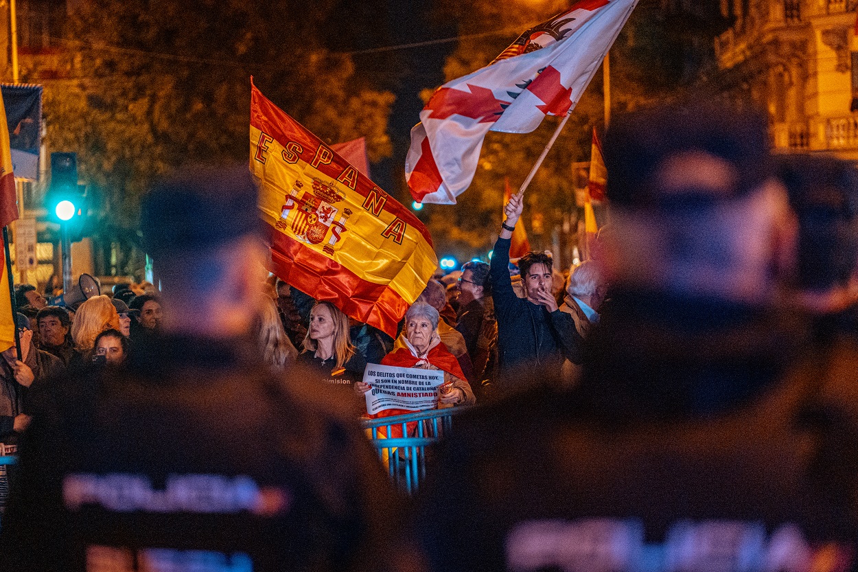 Manifestantes en Ferraz en la undécima jornada de protestas contra la amnistía. EP.