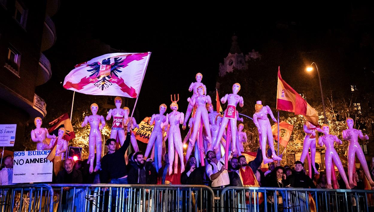La ultraderecha lleva muñecas hinchables en las manifestación frente a Ferraz. EP
