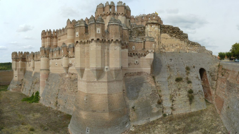 El Castillo de Coca, ubicado en Segovia, desde la vista lateral. Wikipedia