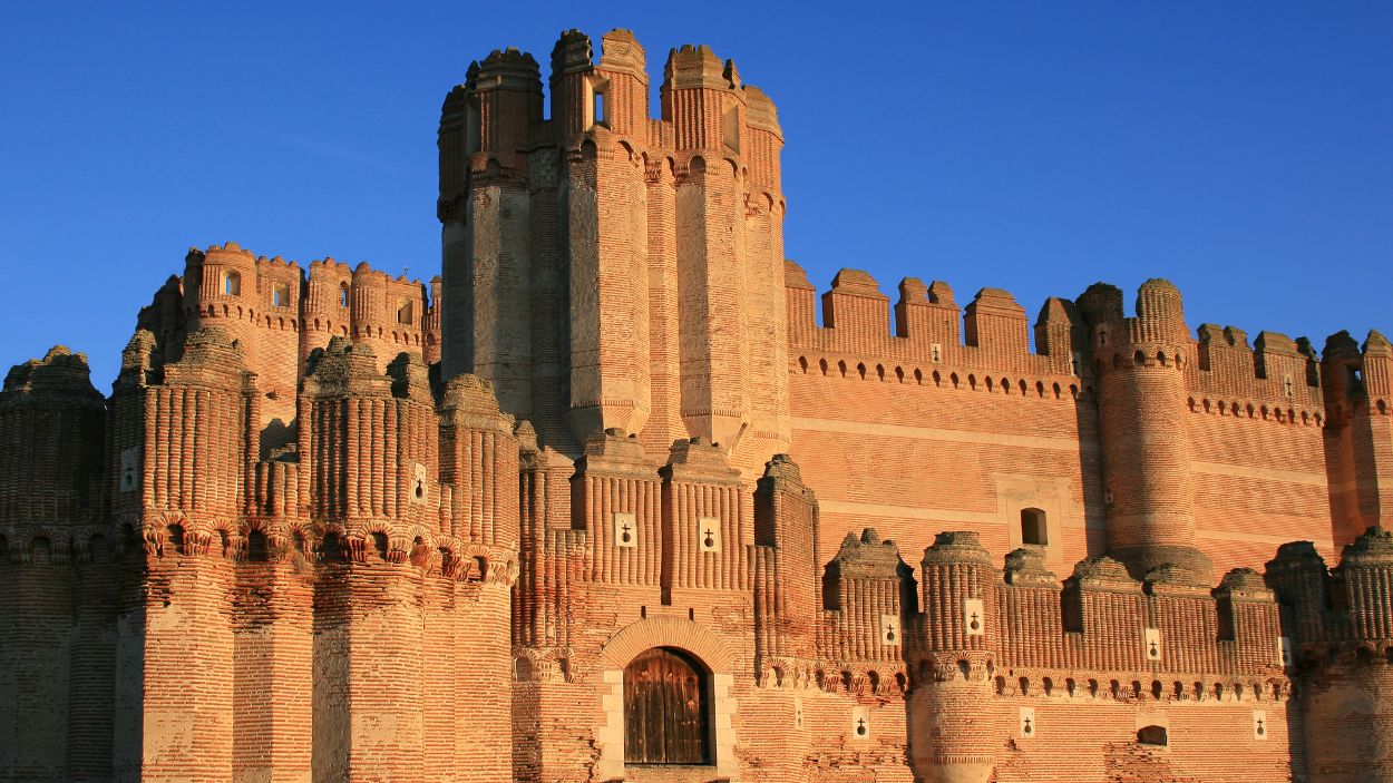 El imponente Castillo medieval de Coca (Segovia) es el mayor atractivo turístico del pueblo.