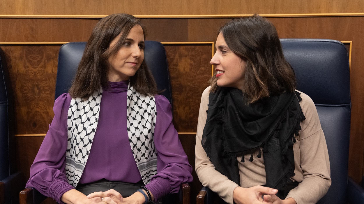 Ione Belarra e Irene Montero durante la sesión de investidura de Pedro Sánchez. EP