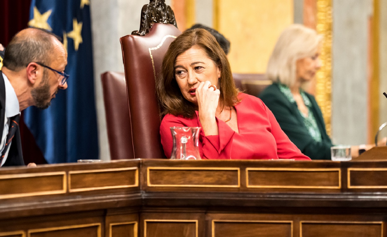 El vicepresidente del Congreso, Alfonso Rodríguez Gómez de Celis, y la presidenta del Congreso Francina Armengol, conversan durante la primera sesión del debate de investidura de Pedro Sánchez. EP.