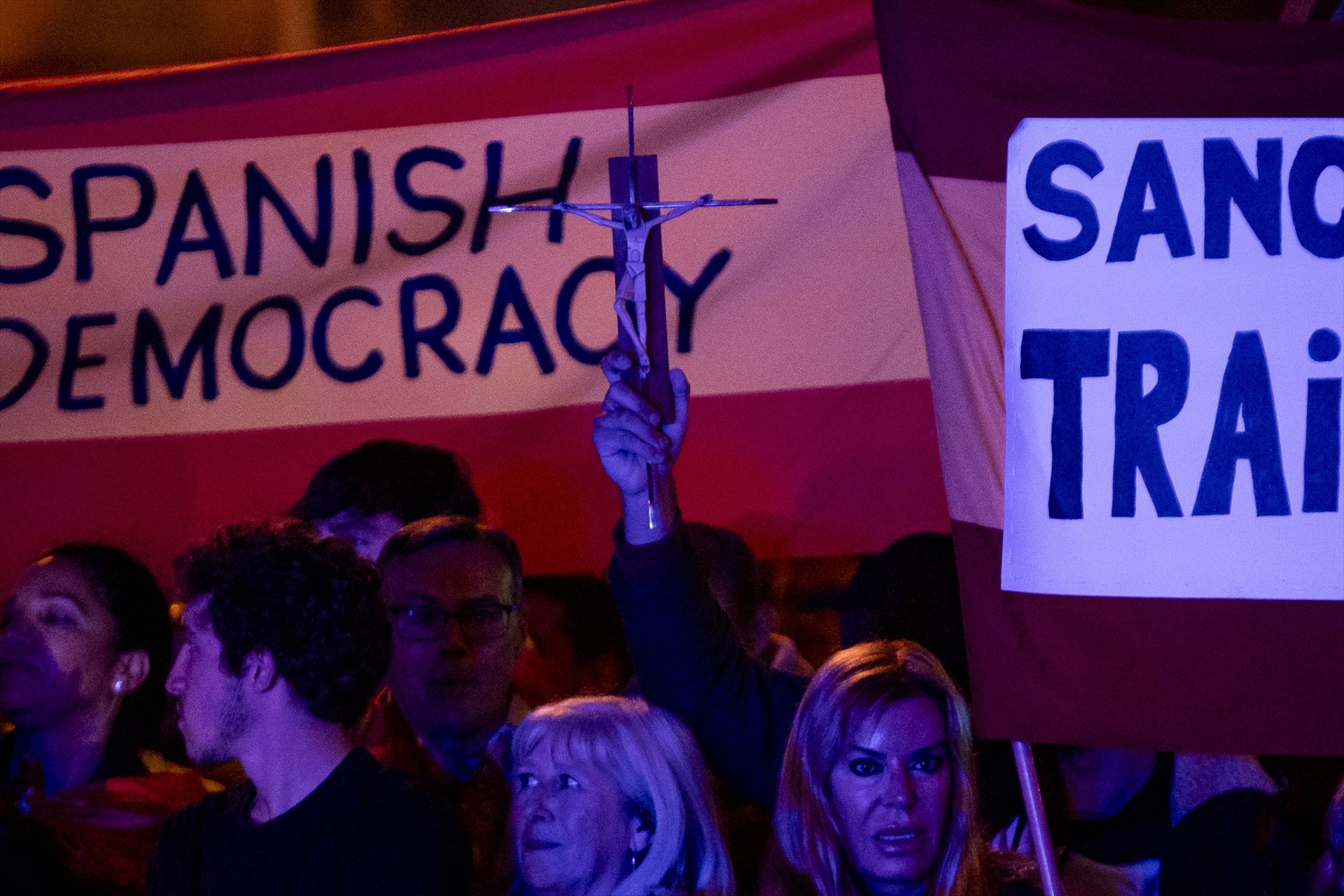 Decenas de personas durante una manifestación contra la amnistía frente a la sede del PSOE en Ferraz, a 15 de noviembre de 2023, en Madrid (España). 