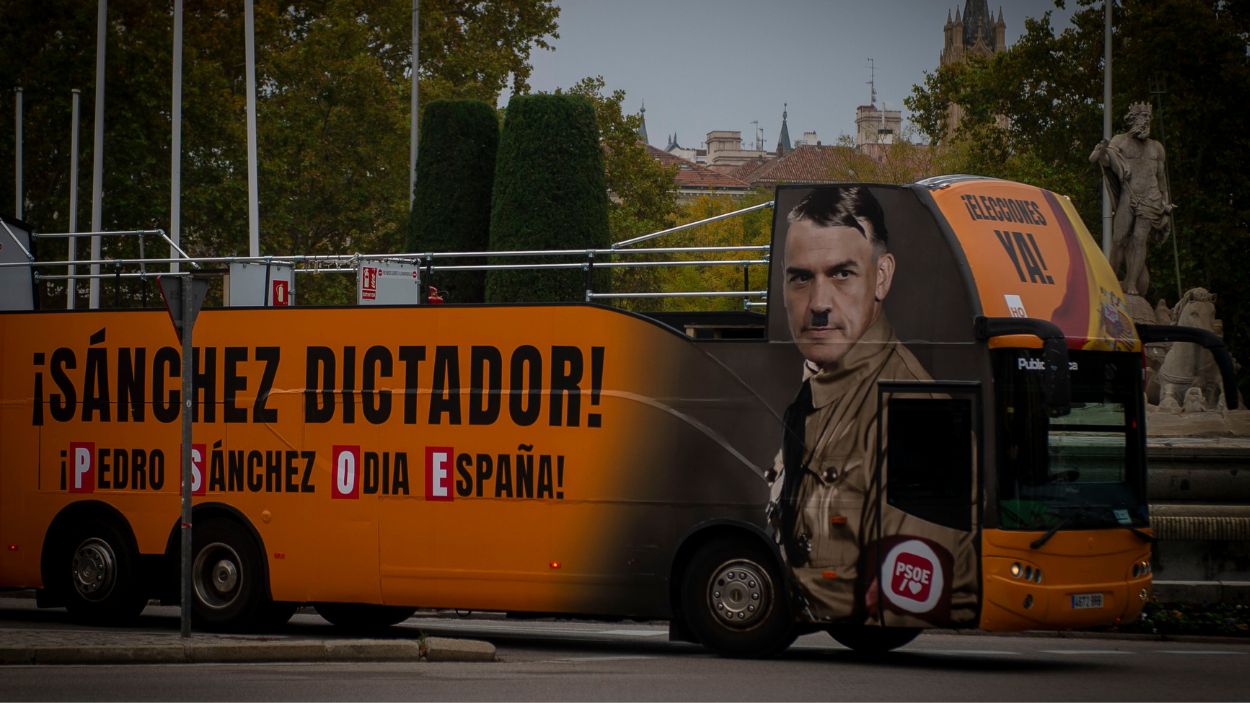 Un autobús de Hazte Oír con la cara de Sánchez caracterizado como Hitler en el día de su investidura. EP.