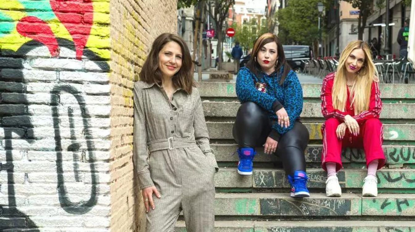 Manuela Burló junto a las las actrices protagonistas de 'Por H o por B', Marta Martín y Saida Benzal, un spin off de 'Pipas' (Foto: HBO España)