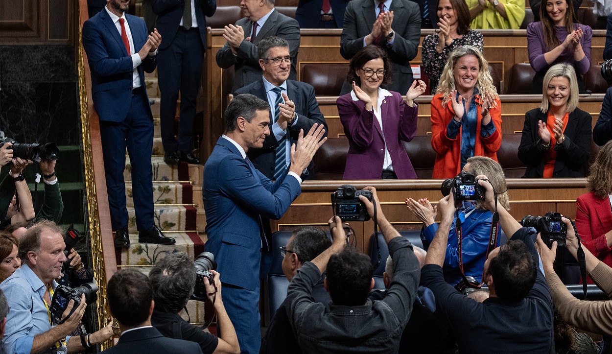 Pedro Sánchez agradece a su bancada la ovación tras el discurso pronunciado el miércoles. EP