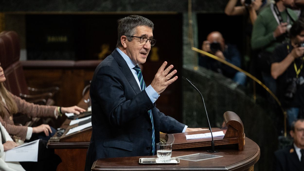 El portavoz del Grupo Socialista en el Congreso, Patxi López, durante su intervención en el debate de investidura de Pedro Sánchez. EP. 
