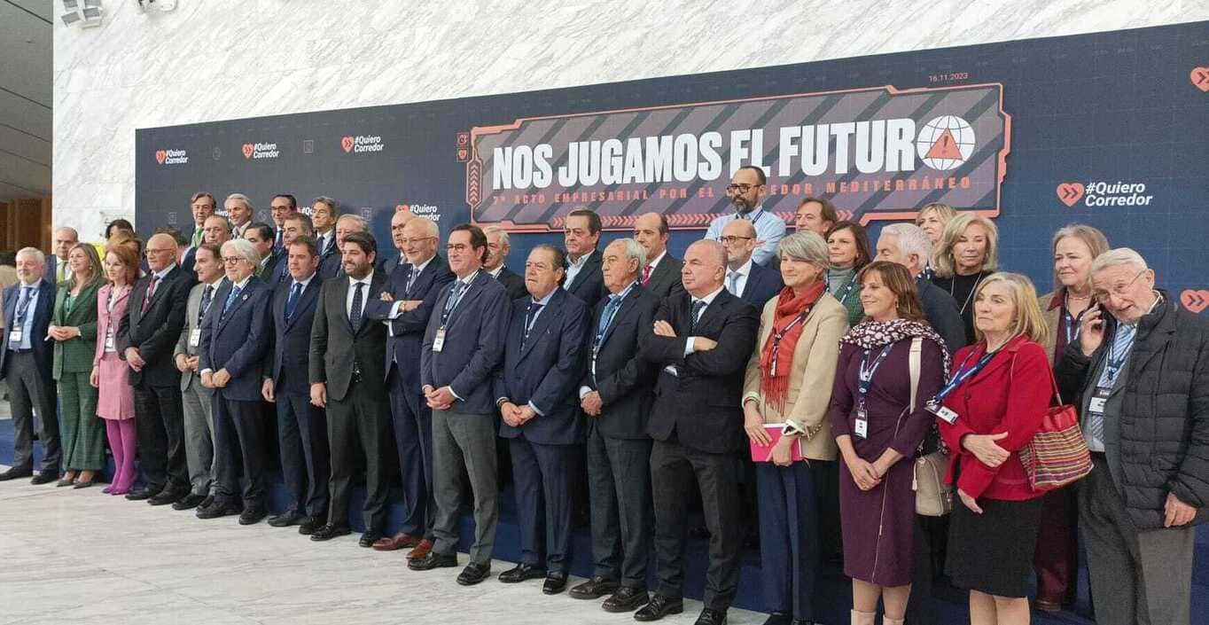 Foto de familia del séptimo encuentro del Corredor Mediterráneo