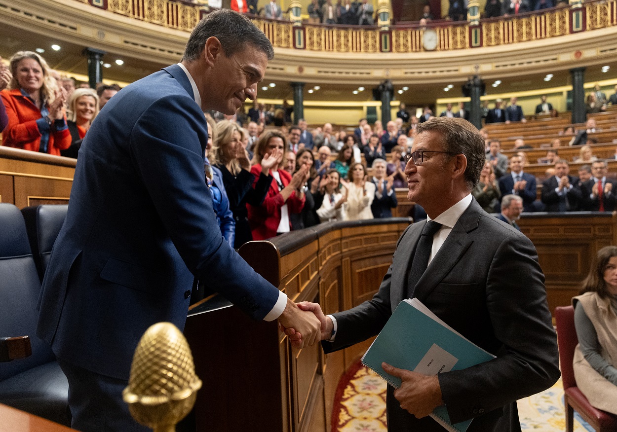 Pedro Sánchez y Alberto Núñez Feijóo se dan la mano tras la sesión de investidura. EP