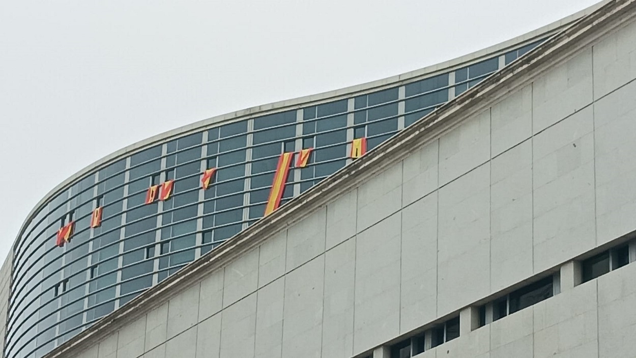 Crespones negros en el Congreso desplegados por Vox. EP