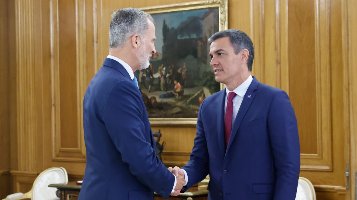 El presidente del Gobierno, Pedro Sánchez, junto al rey Felipe VI en el Palacio de la Zarzuela. EP.
