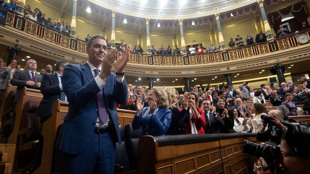 Pedro Sánchez, ovacionado por la bancada socialista tras ser reelegido presidente del Gobierno. EP