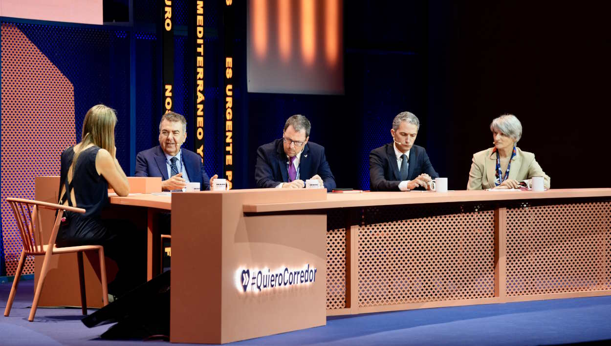 Carlos Bertomeu, presidente de Iryo; Raül Blanco, presidente de Renfe; Javier Rivera, CFO de PowerCo Spain, y Hélène Valenzuela, directora general de Ouigo España, durante la mesa redonda de #QuieroCorredor