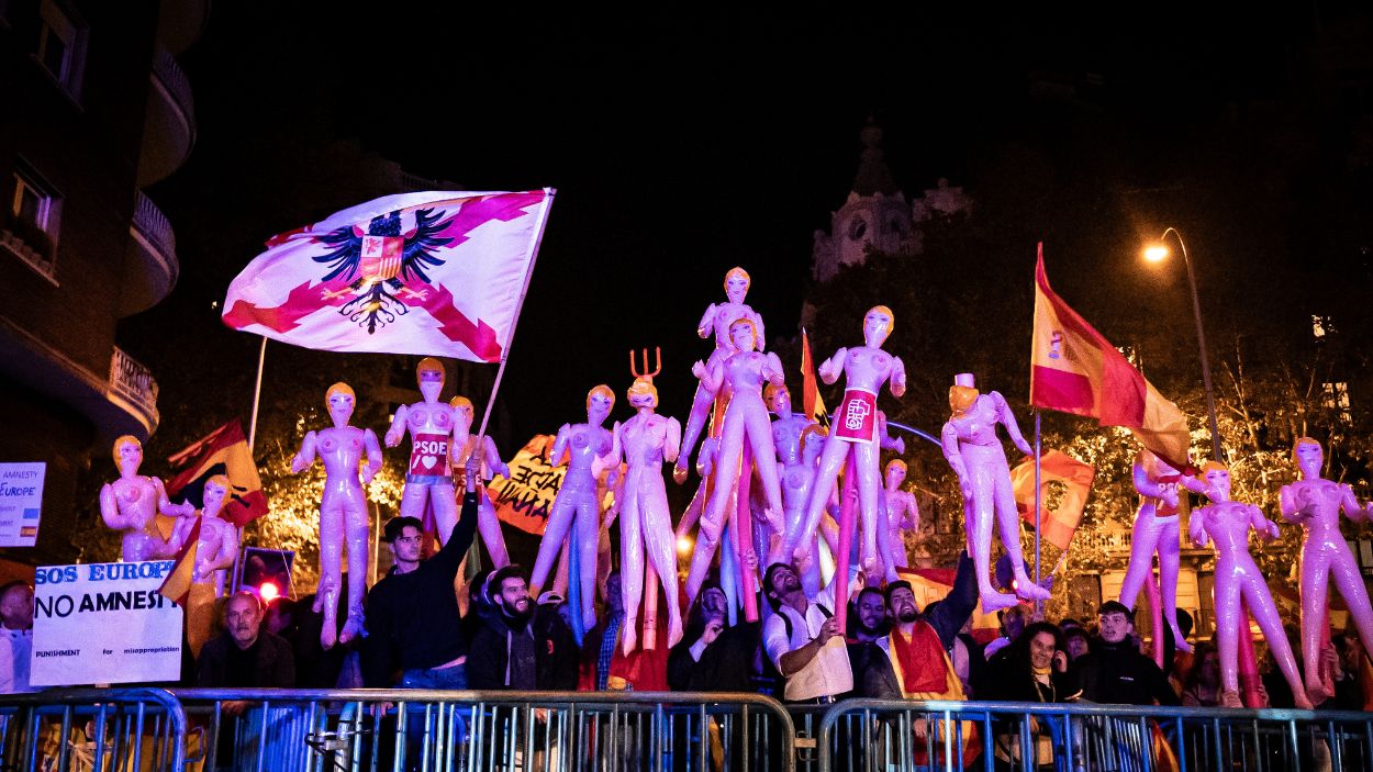 Varios manifestantes con muñecas hinchables y banderas durante una manifestación contra la amnistía frente a la sede del PSOE en Ferraz, a 14 de noviembre de 2023, en Madrid (España). EP 