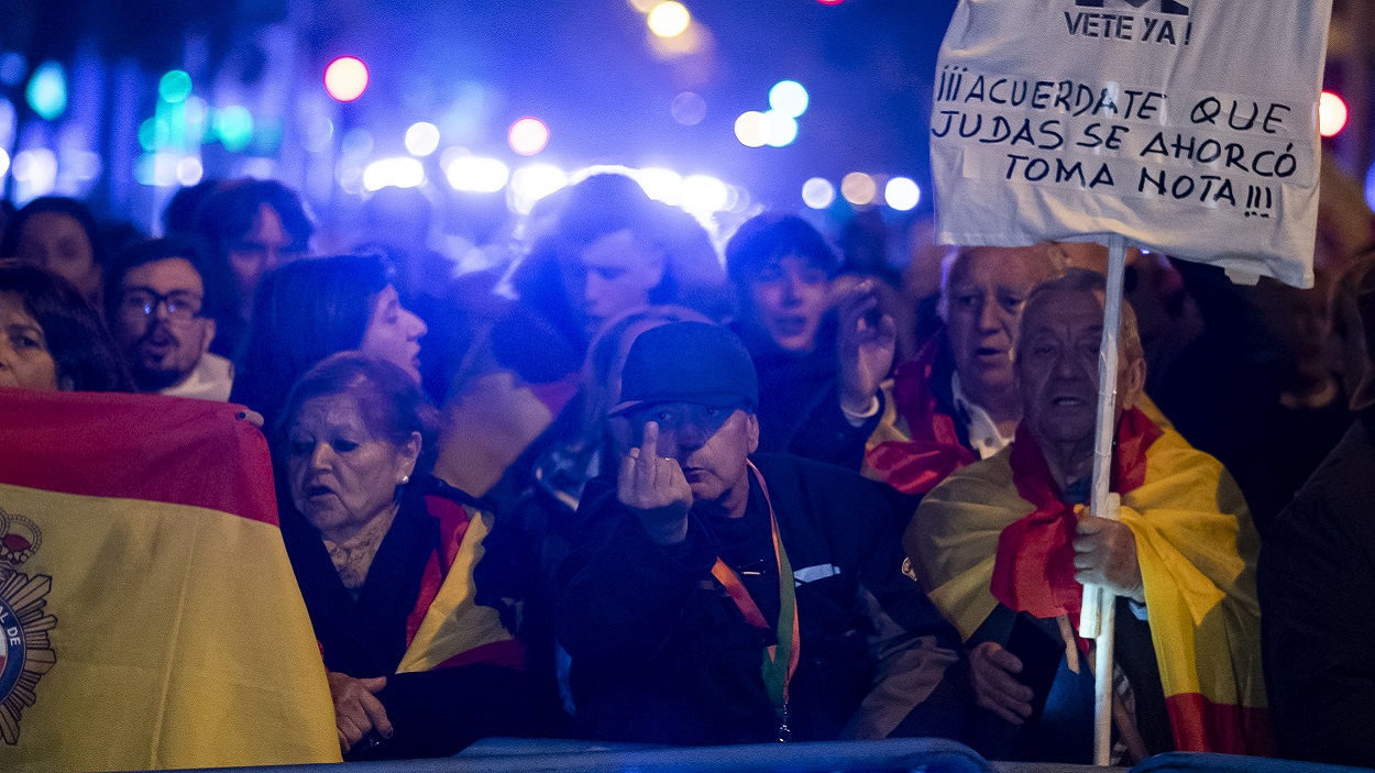 Manifestantes contra la amnistía y contra el Gobierno en la calle Ferraz, en Madrid. EP