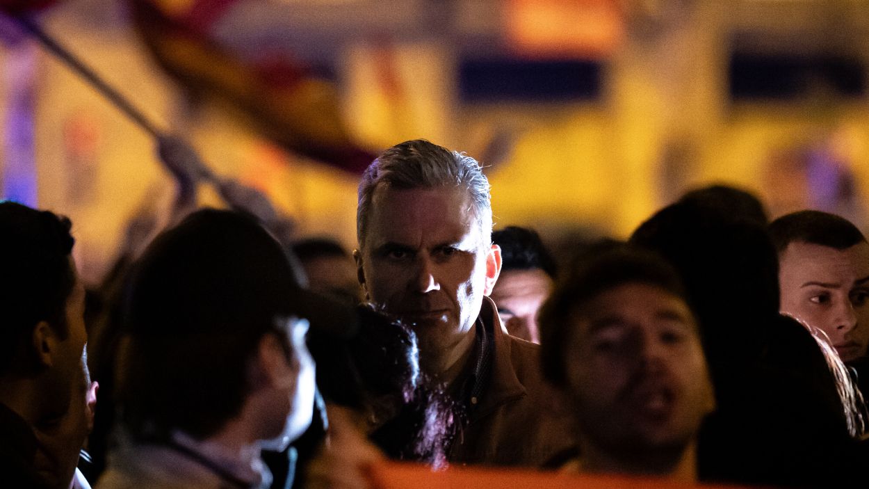 El portavoz de Vox en el Ayuntamiento de Madrid, Javier Ortega Smith, durante una manifestación contra la amnistía frente a la sede del PSOE en Ferraz. EP