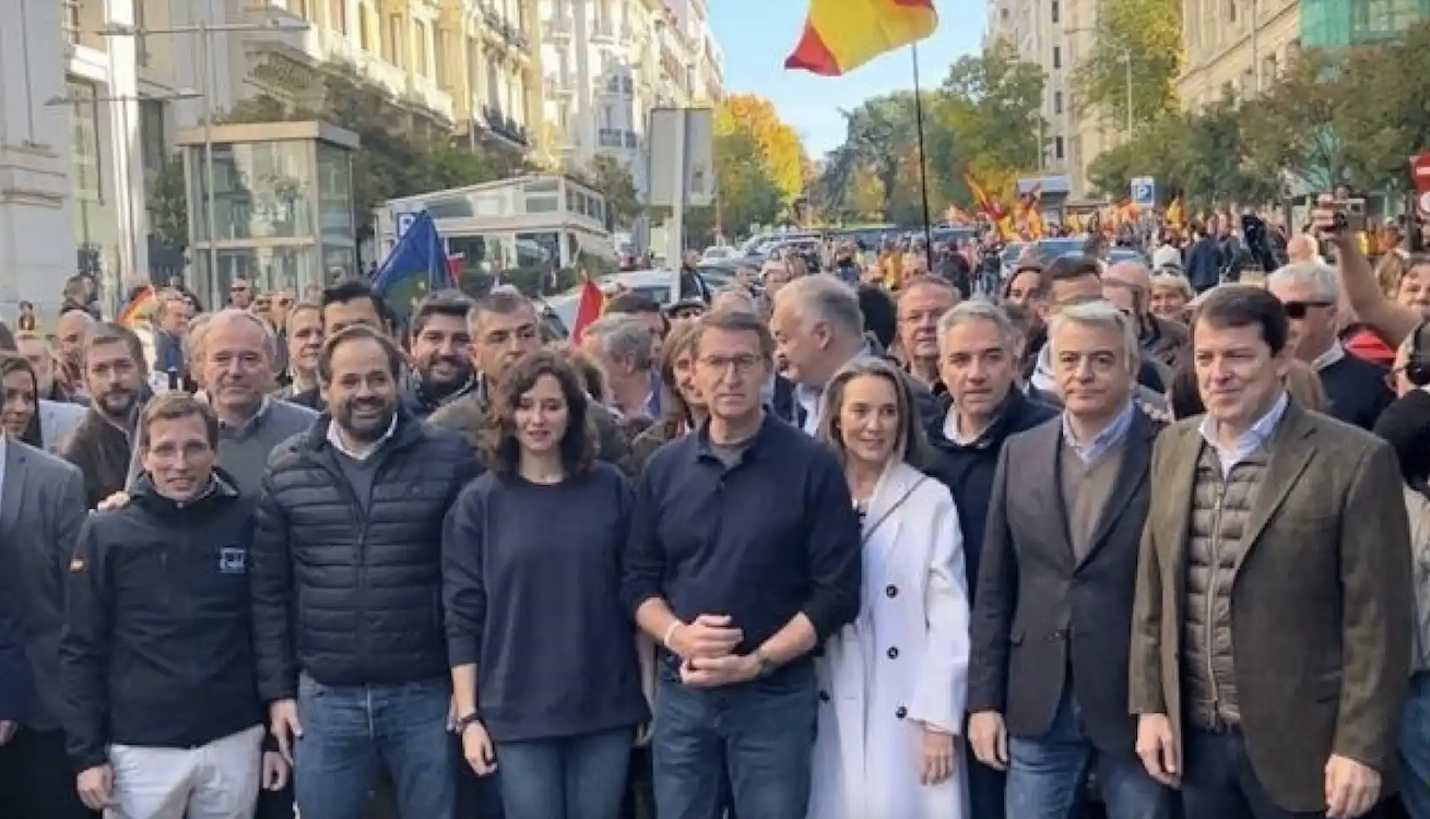 Feijóo, junto a otros dirigentes del PP en la concentración contra la amnistía. Europa Press  