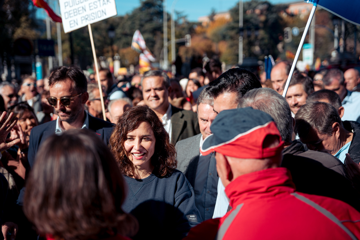 La presidenta de la Comunidad de Madrid, Isabel Díaz Ayuso (c), durante una manifestación contra la amnistía, en Cibeles. EP