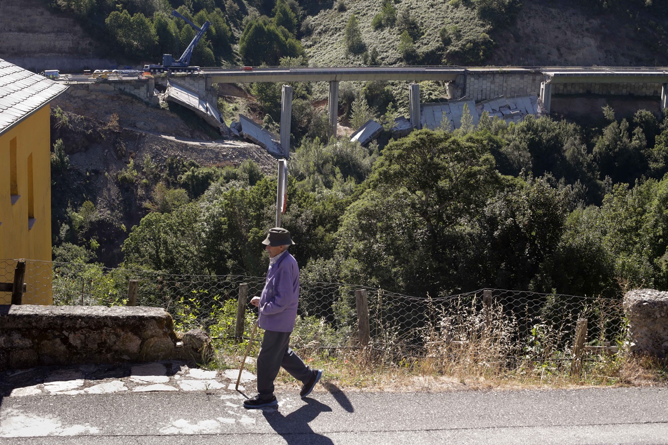 Operarios y grúas trabajan durante el desmontaje del tercer y último vano del viaducto de la A6, a 19 de agosto de 2022 (Foto: EP)