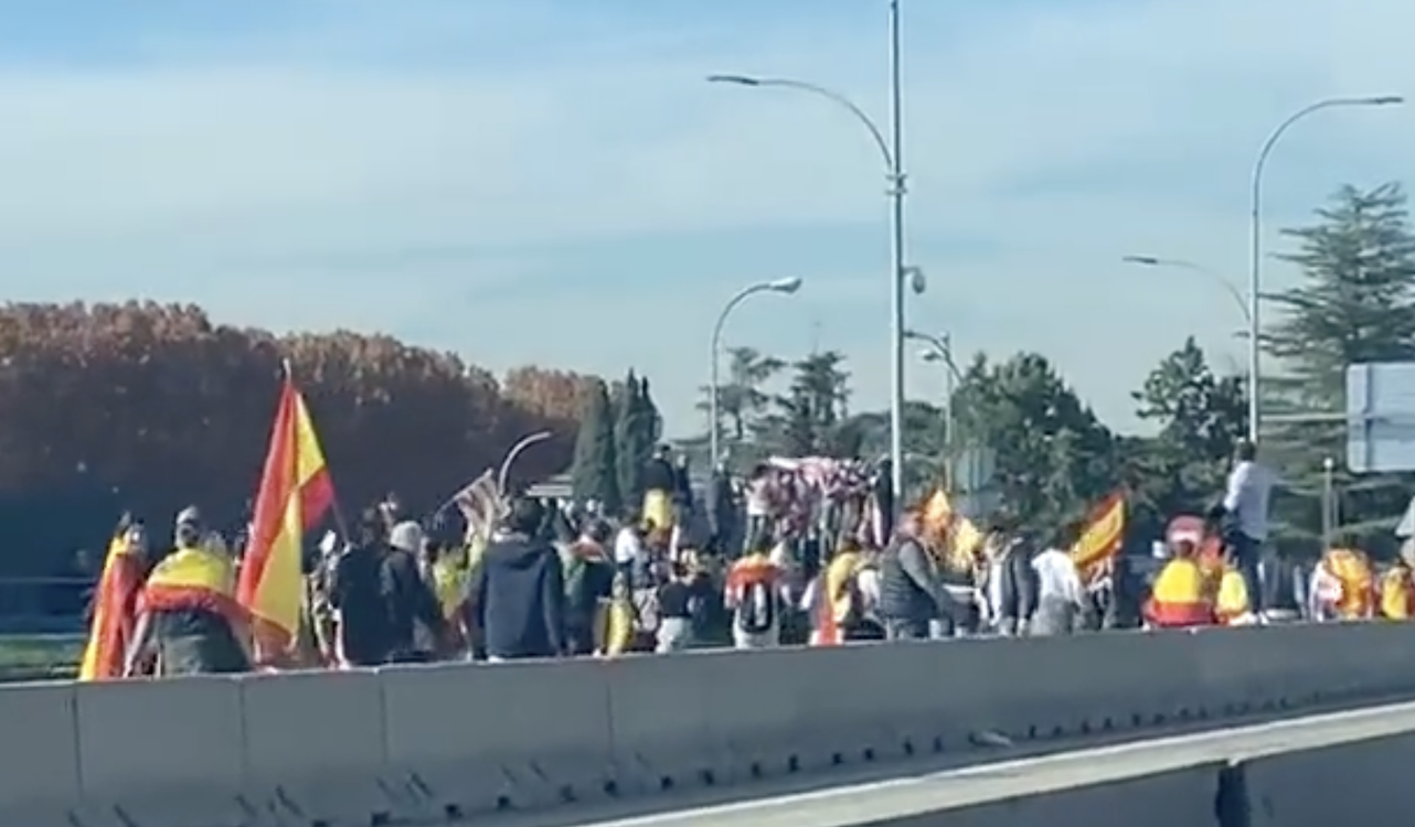 Manifestantes intentan asaltar La Moncloa. EP
