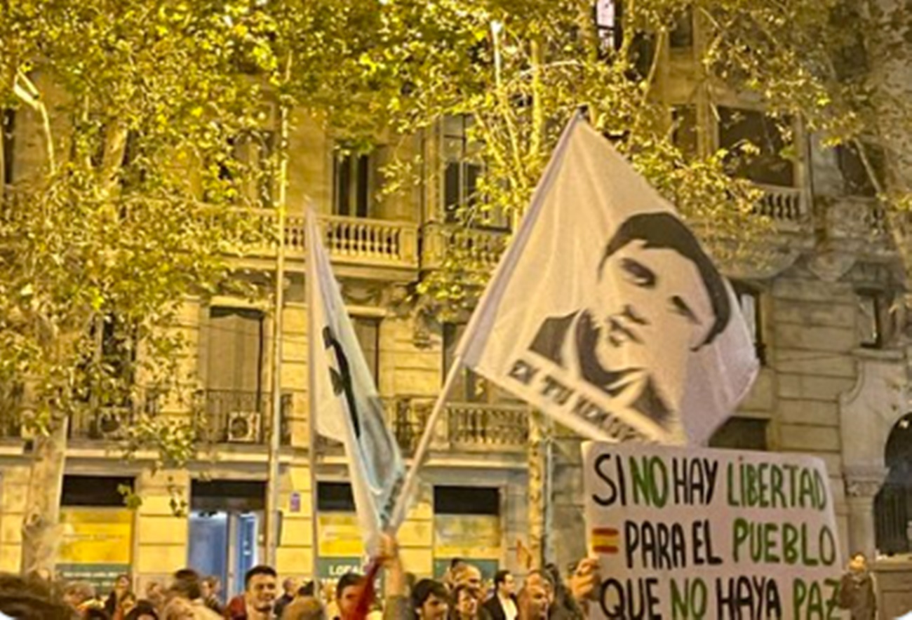 La décimo sexta jornada de protestas en Ferraz ha estado marcada por la presencia de banderas con el rostro de Miguel Ángel Blanco