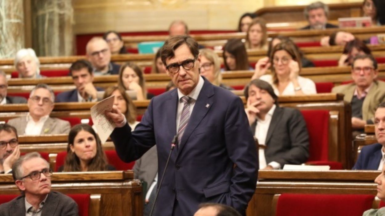 El primer secretario del PSC, Salvador Illa, en el pleno del Parlament. EP