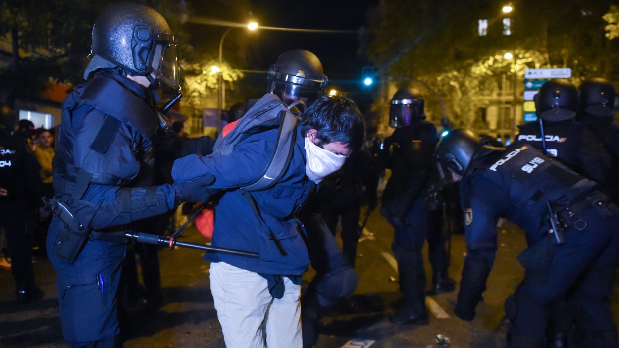 Un joven embozado es detenido por varios agentes de policía, durante una manifestación contra la amnistía frente a la sede del PSOE en Ferraz, a 18 de noviembre de 2023, en Madrid (España). EP