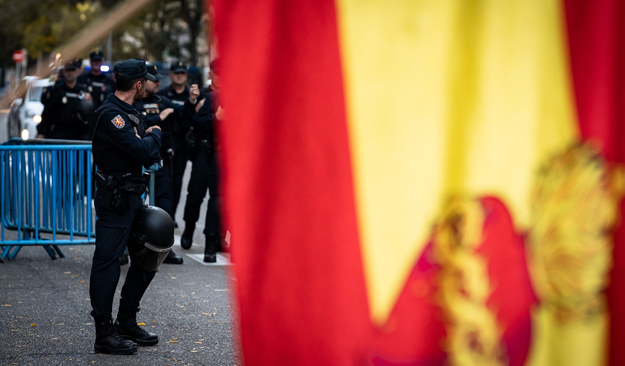 Varios agentes de la policía nacional acordonan la zona. EP