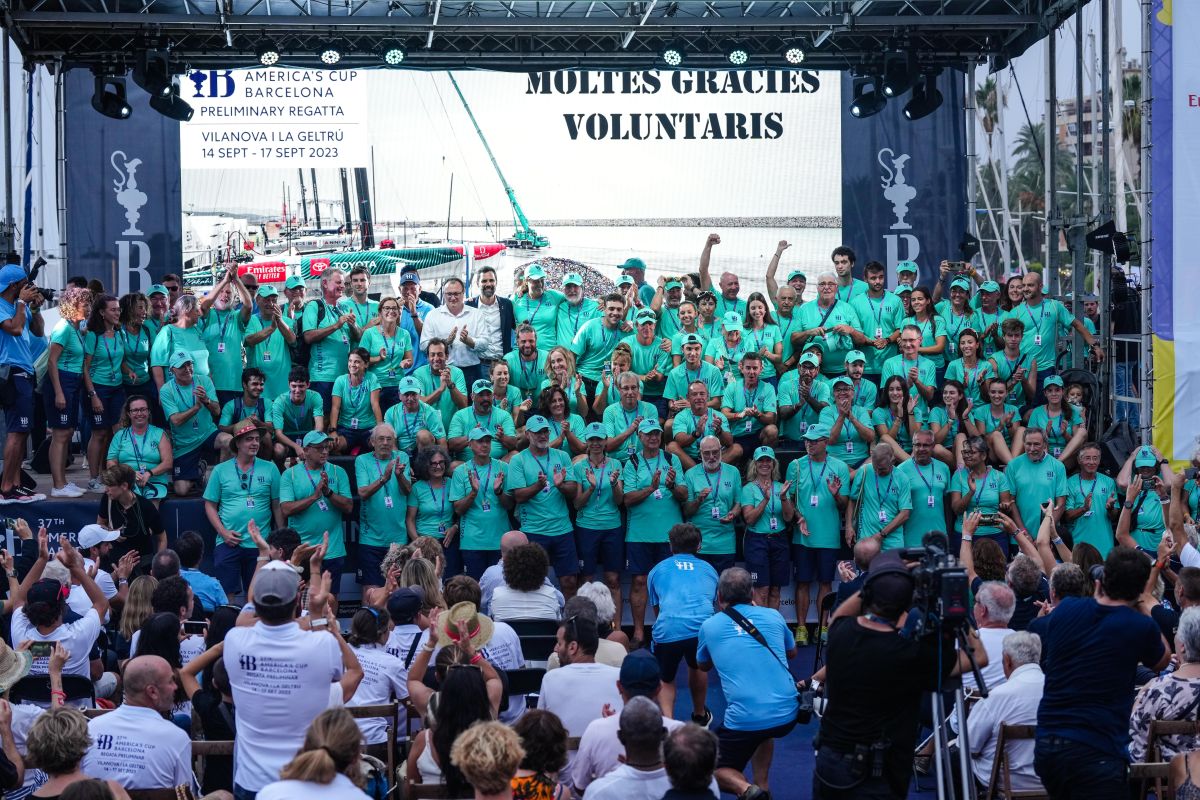 Voluntarios de Vilanova i la Geltrú en la ceremonia final de entrega de premios. Foto de Ian Roman.America's Cup