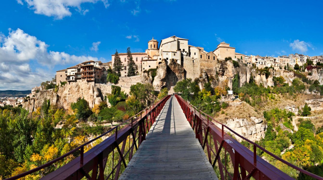 Espectacular panorámica de Cuenca desde el puente de San Pablo, a 60 metros de altura sobre el río Huécar. (Foto: Turismo CLM)