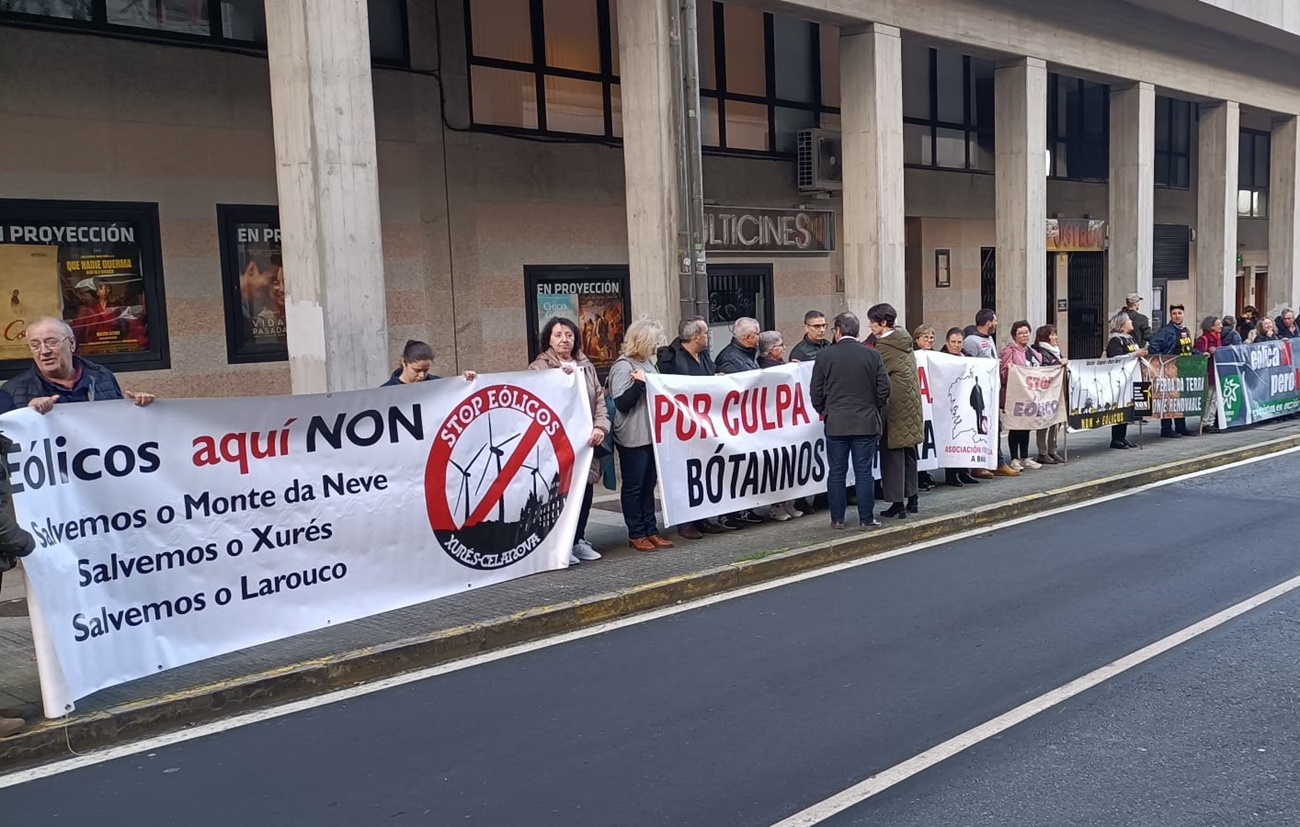 Protestas contra el blindaje de la Xunta de Galicia a determinados proyectos eólicos