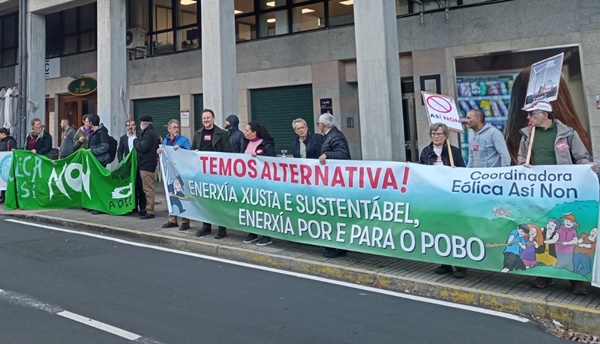 Protesta contra las eólicas frente al Parlamento gallego