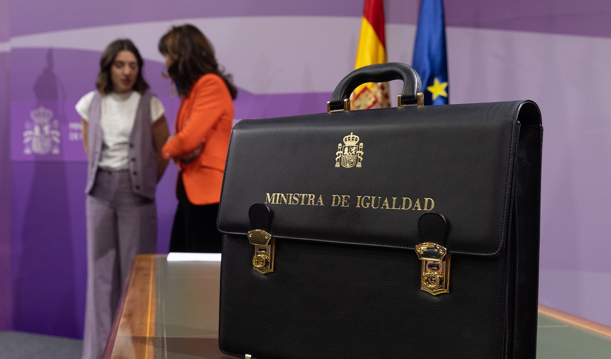 Cartera del Ministerio de Igualdad. Irene Montero y Ana Redondo, detrás. EP