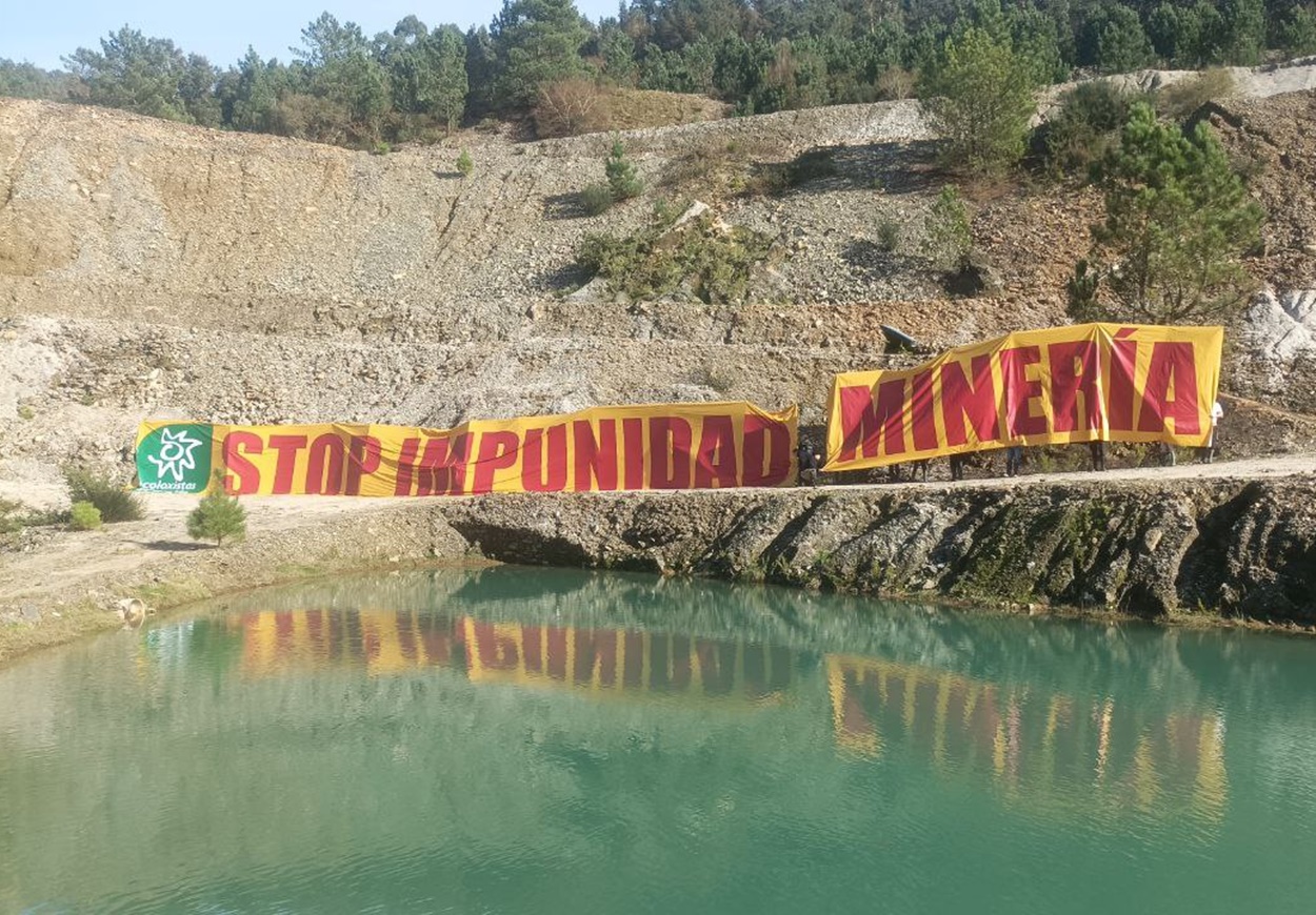 Imagen de la pancarta desplegada en las instalaciones de la mina de San Finx en Lousame, A Coruña (Foto: Ecoloxistas en Acción).