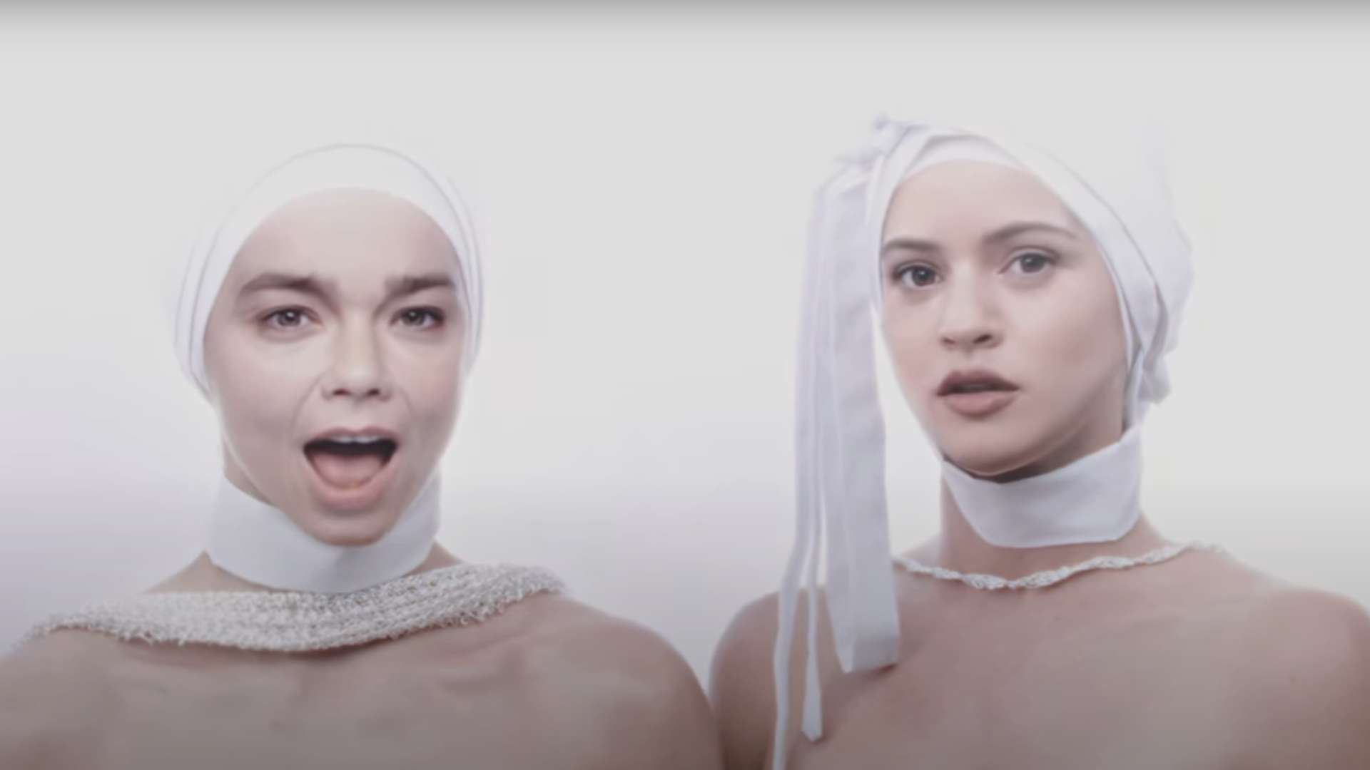Rosalía y Björk en el videoclip de "Oral"