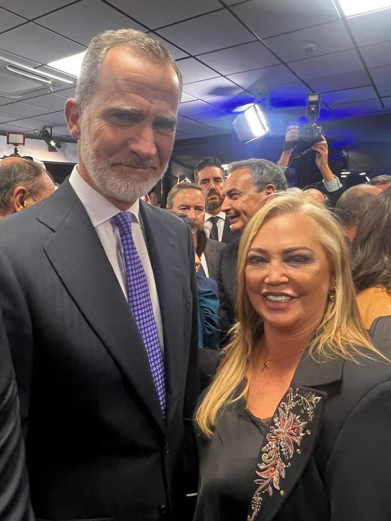 Belén Esteban con Felipe VI en el XXV Aniversario de 'La Razón'.