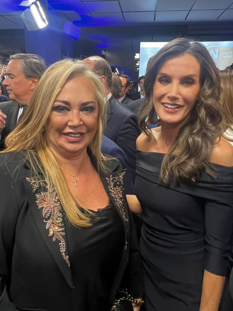 Belén Esteban junto a la reina Letizia en el XXV Aniversario de 'La Razón'. 