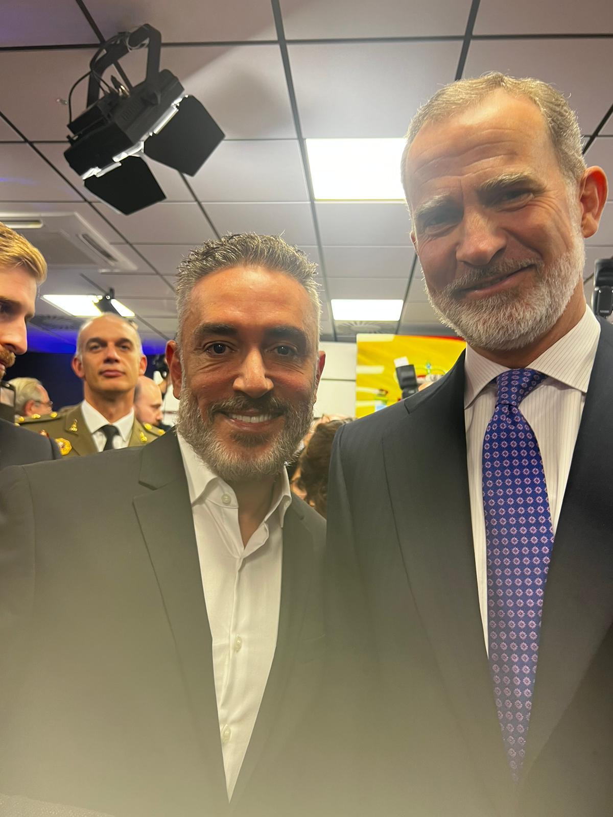 Kiko Hernández junto al rey Felipe VI en el XXV Aniversario de 'La Razón'. 