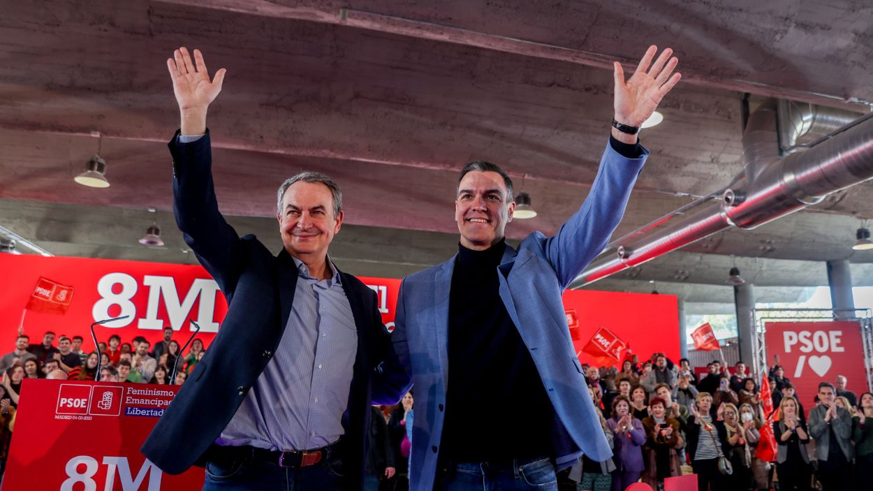 El expresidente del Gobierno José Luis Rodríguez Zapatero junto al jefe del Ejecutivo, Pedro Sánchez, en un acto por el 8M en Madrid. EP