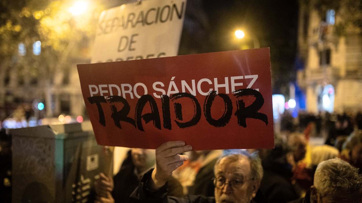 Manifestación contra la amnistía frente a la sede del PSOE en Ferraz. EP