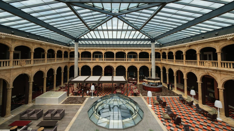 Patio del hotel Castilla Termal Burgo de Osma, que antiguamente fue la Universidad de Santa Catalina.