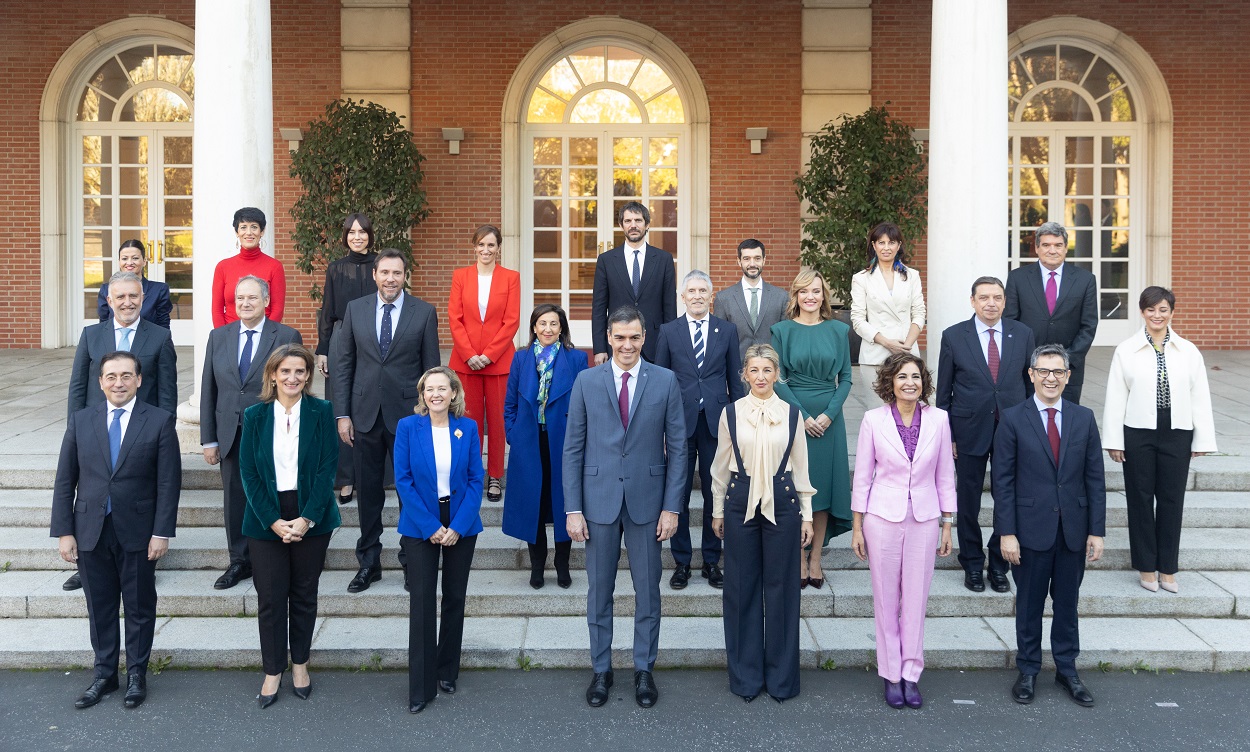 Foto de familia del presidente del Gobierno y sus ministros en la escalinata de Moncloa. EP