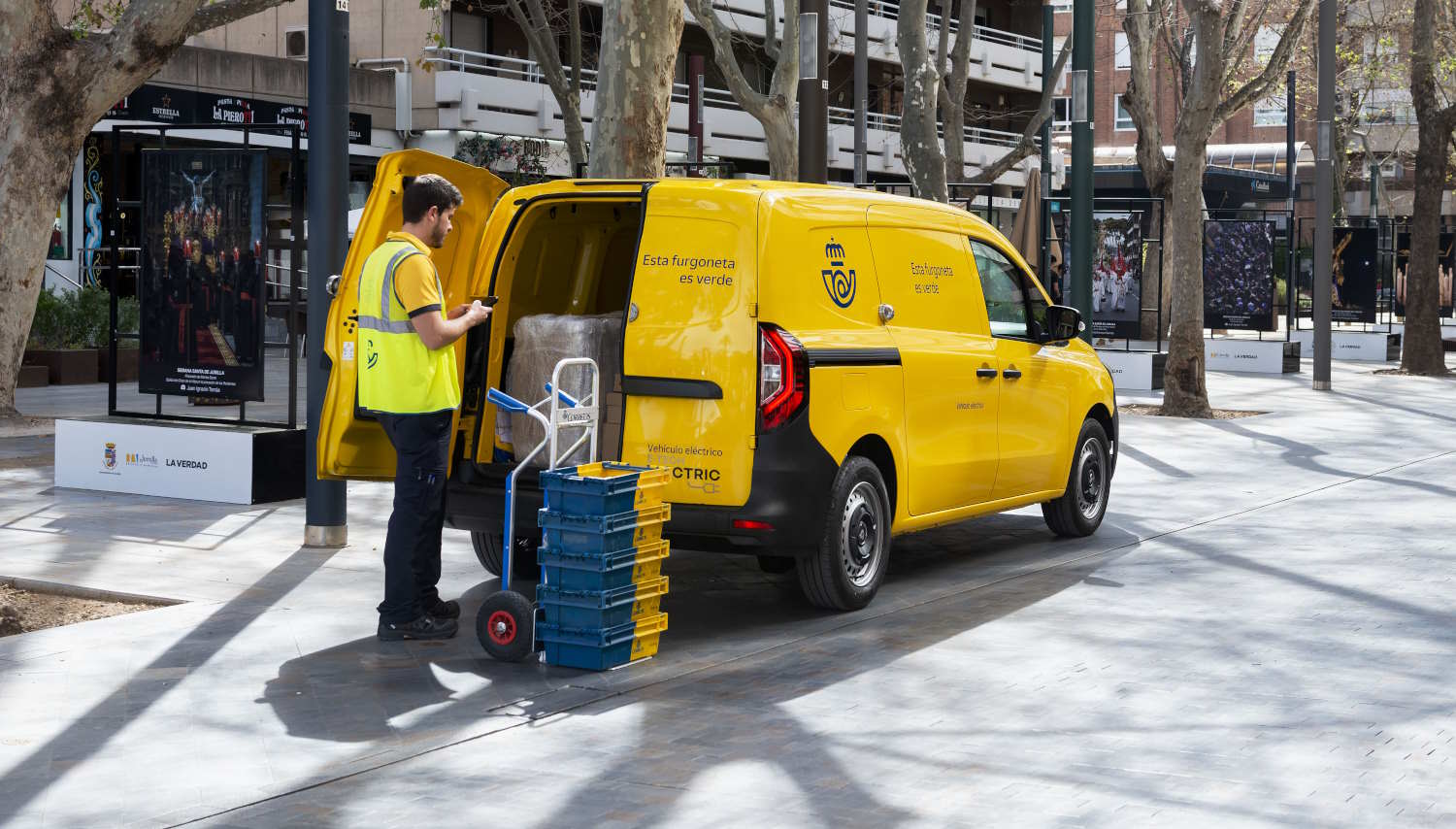 Correos cuenta con una de las mayores flotas eléctricas y cero emisiones del sector de la distribución en España