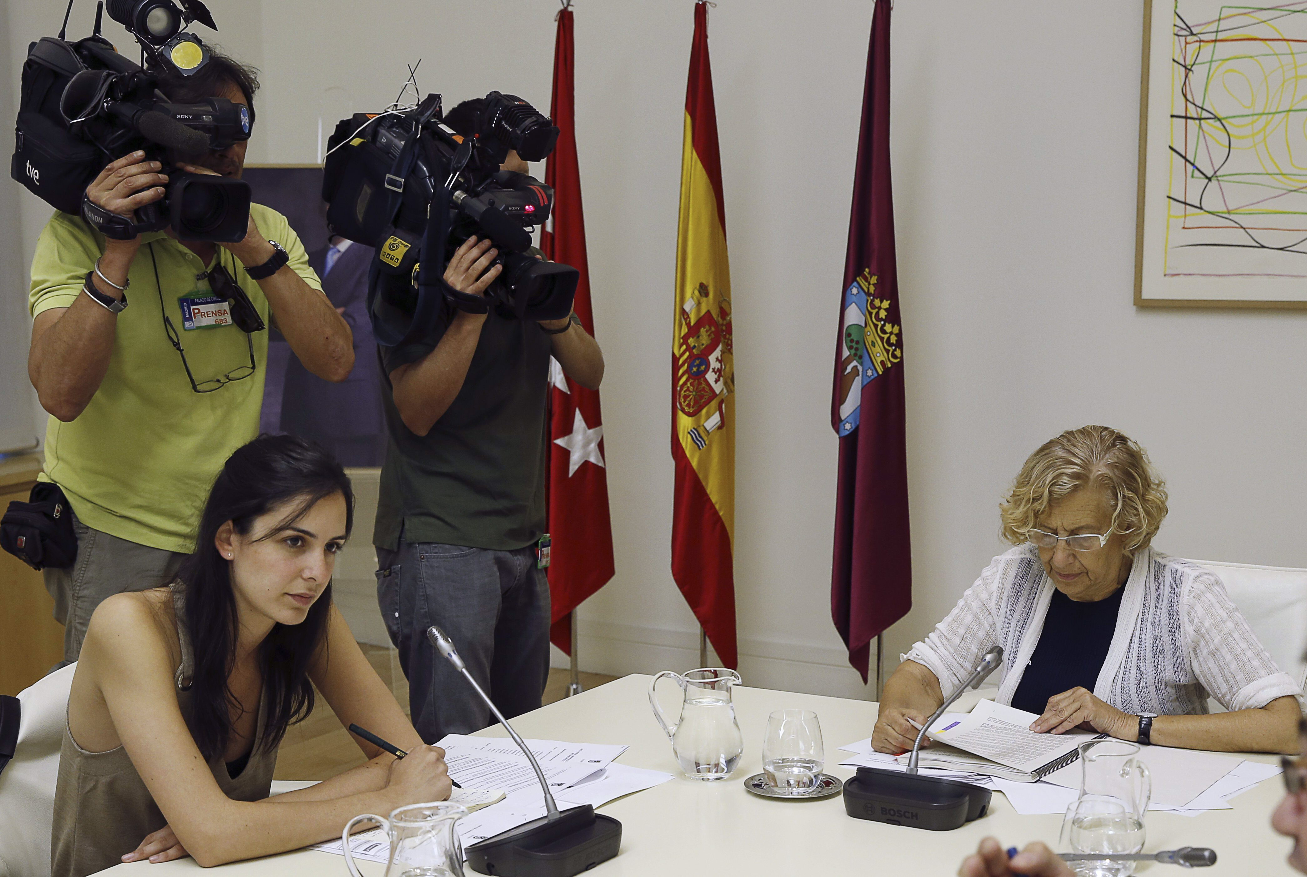 La alcaldesa de Madrid, Manuela Carmena (d), junto a la portavoz del gobierno municipal, Rita Maestre (i). 