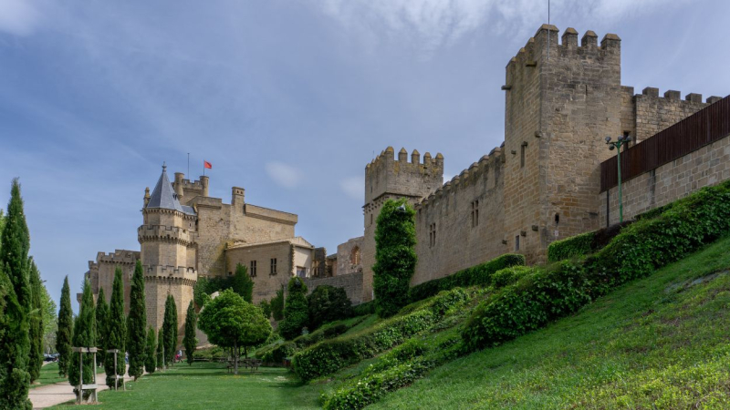 El Parador de Olite ocupa el Palacio Viejo o de los Teobaldos del Palacio Real de Olite, Navarra.