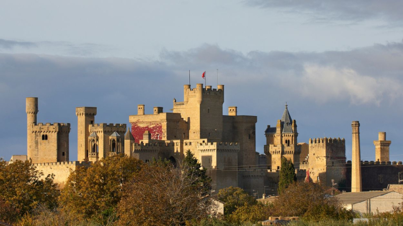 Vista panorámica del Castillo o Palacio Real de Olite, un tesoro arquitectónico de Navarra.