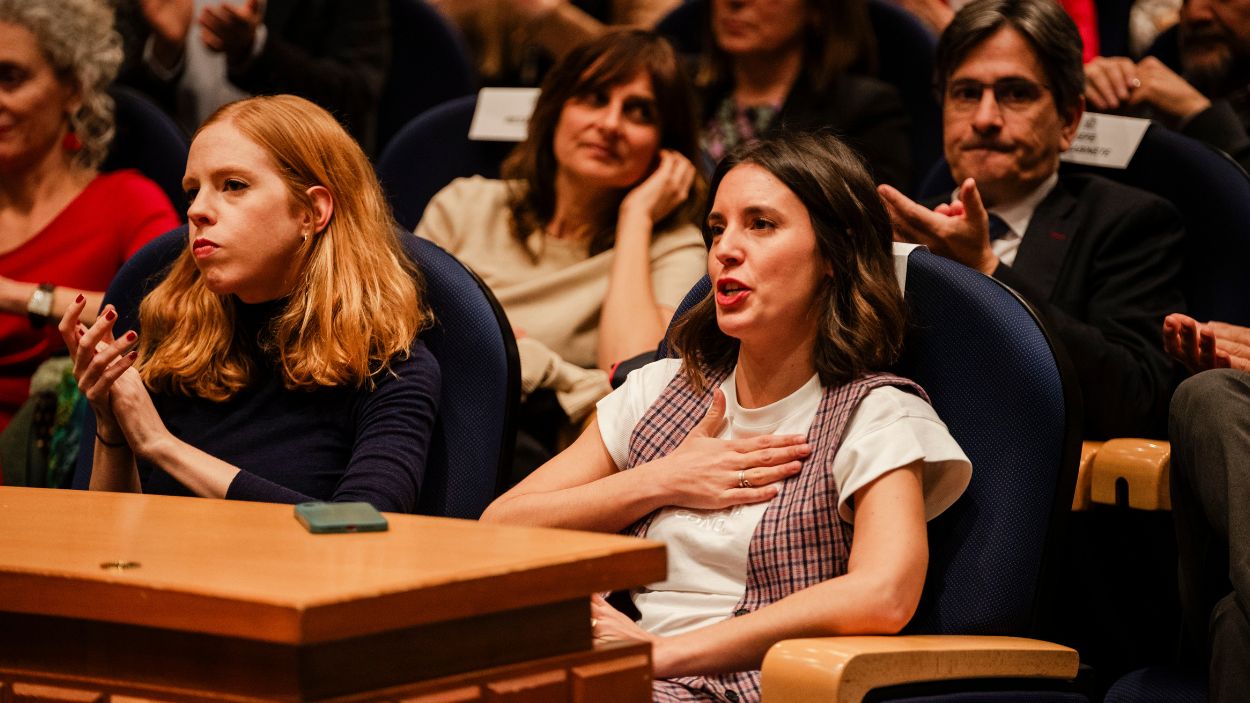 La hasta ahora secretaria Organización de Podemos y secretaria de Estado de Agenda 2030, Lilith Verstrynge (i), y la hasta ahora ministra de Igualdad, Irene Montero (d). EP