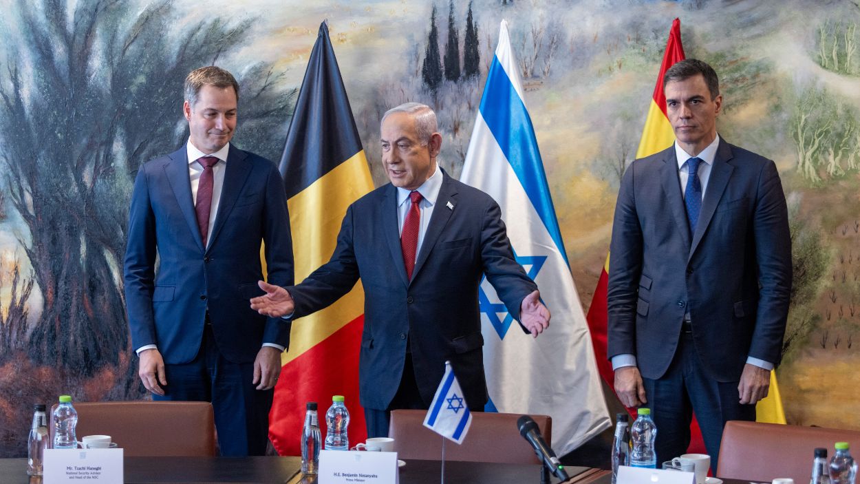 El presidente del Gobierno, Pedro Sánchez, junto al primer ministro de Israel, Benjamin Netanyahu (centro), y el primer ministro belga, Alexander de Croo (izquierda). EP. 